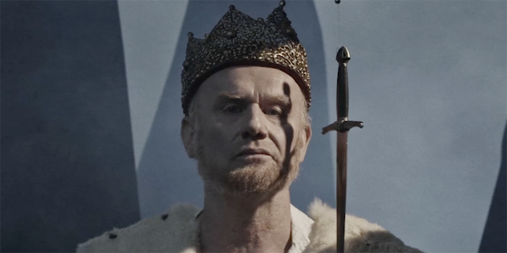 Macbeth med krona på huvudet och en svävande dolk framför ansiktet