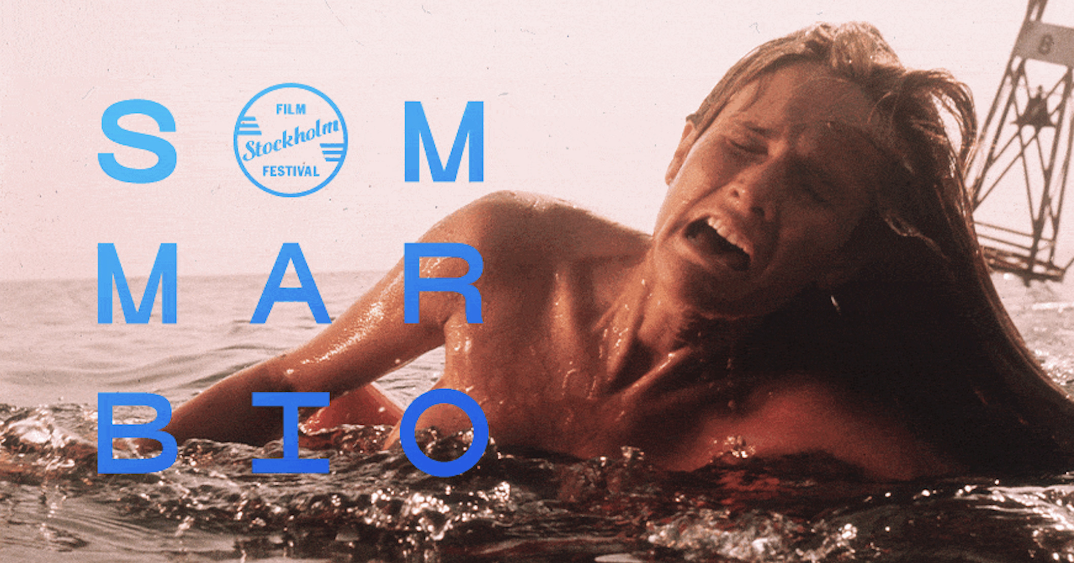 Bredvid texten sommarbio syns en skräckslagen kvinna kämpa i vattnet