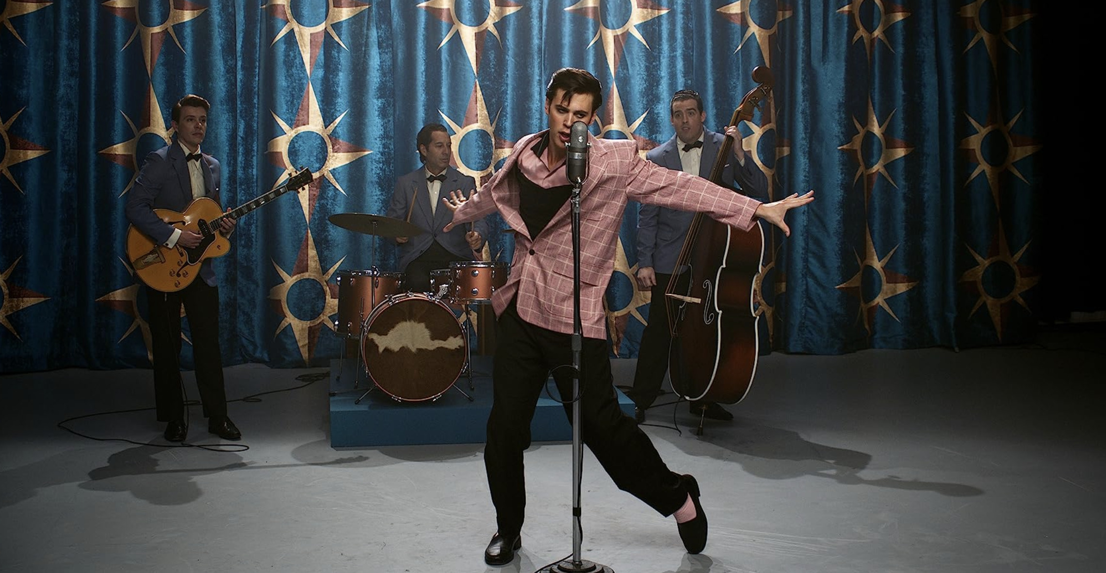Elvis på scenen framför bandet