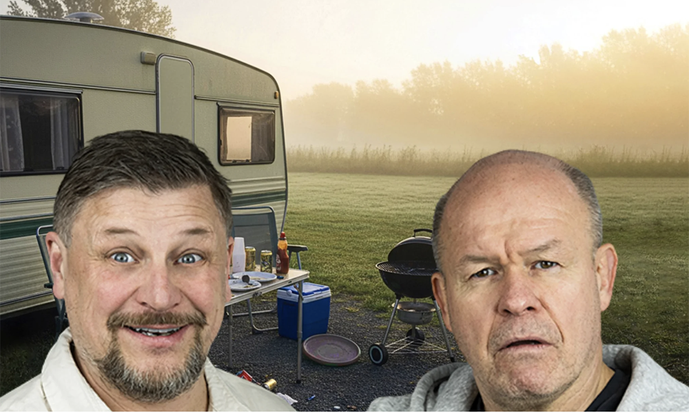 Två män framför en husvagn. Foto: Henri Kokko