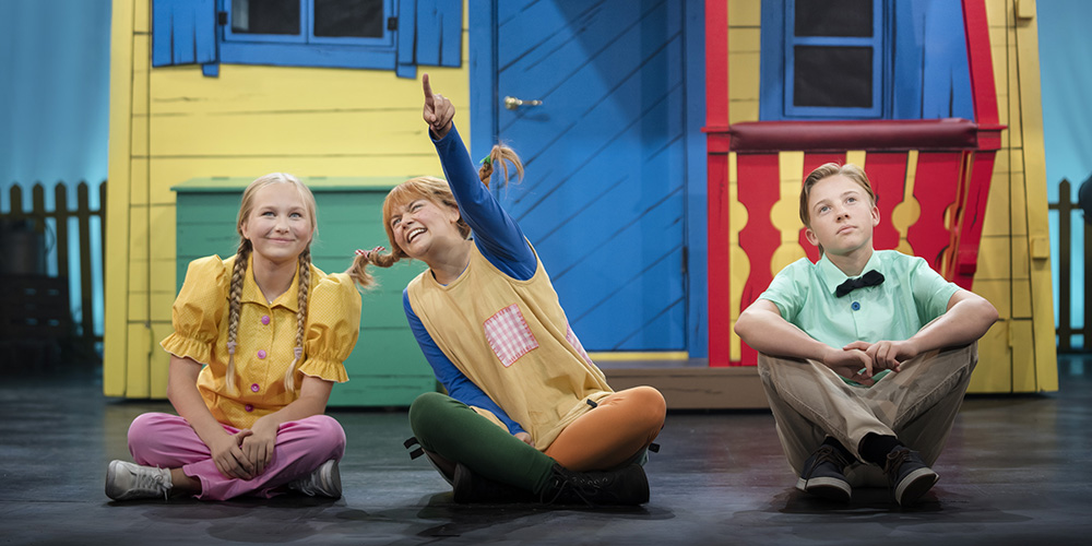 Tommy, Pippi och Annika framför Villa Villekulla