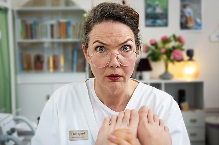 Den frustrerade Hildegard, spelad av Anna Blomberg